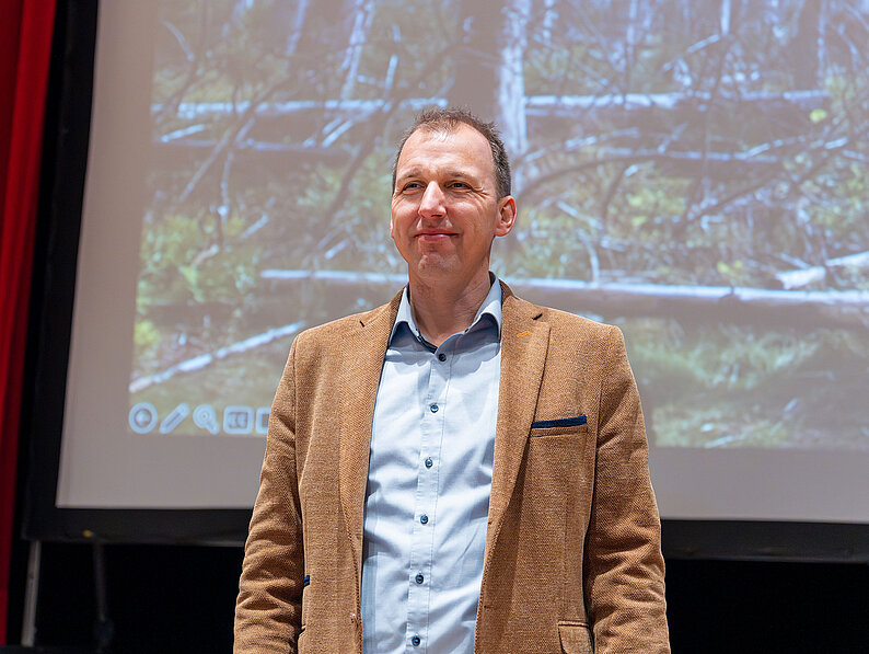Tobias Stahl hält einen Vortrag