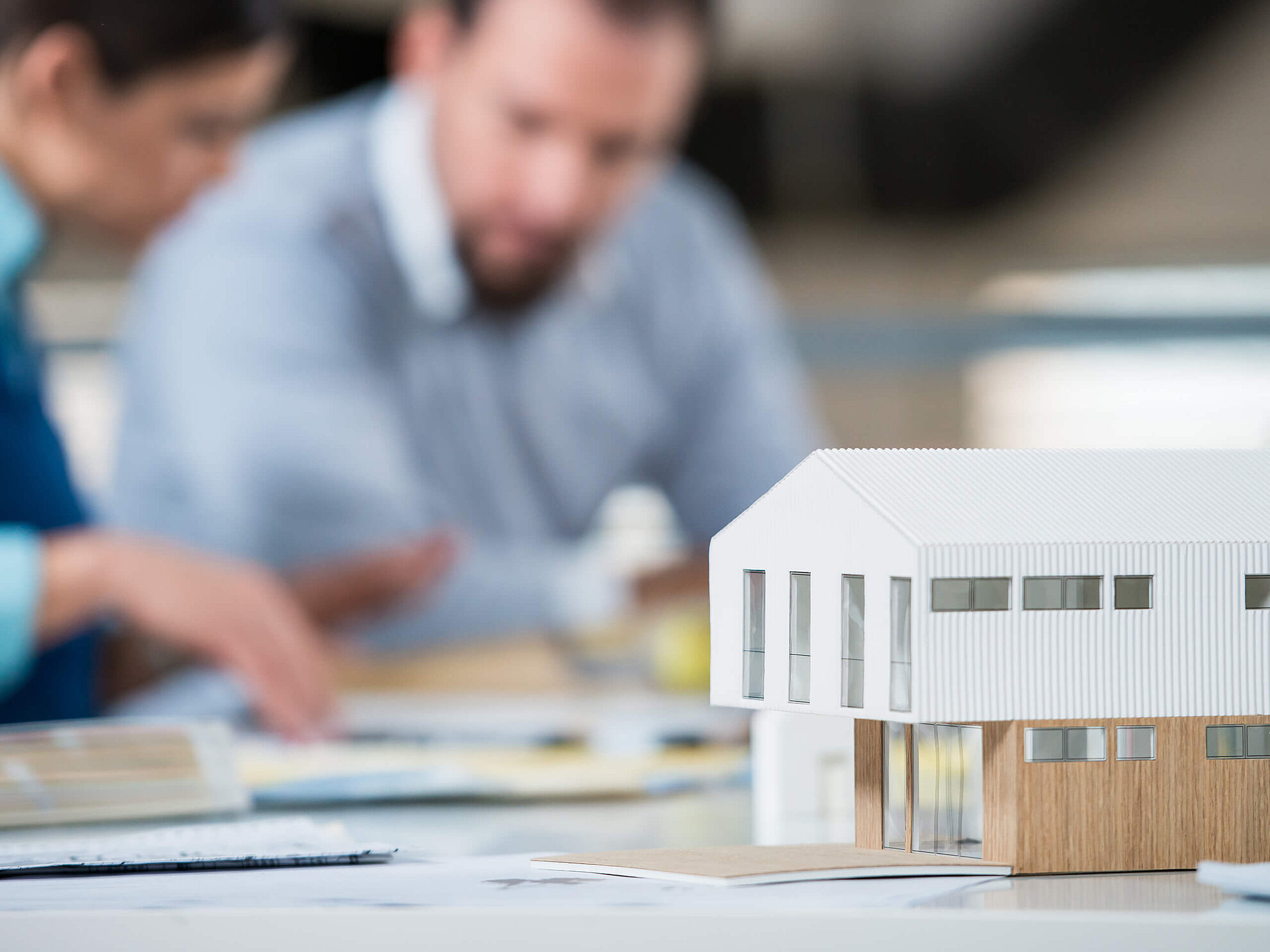 Nachhaltig geplantes Wohnquartier mit Bauplänen und Maßstabsgetreuen Modell