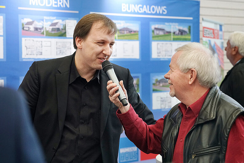 Tobias Stahl im Interview auf einer Fachmesse für Hausbau