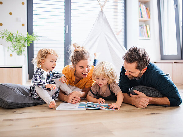 Familie wohnt in ihrem von einer Wärmepumpe geheizten Haus
