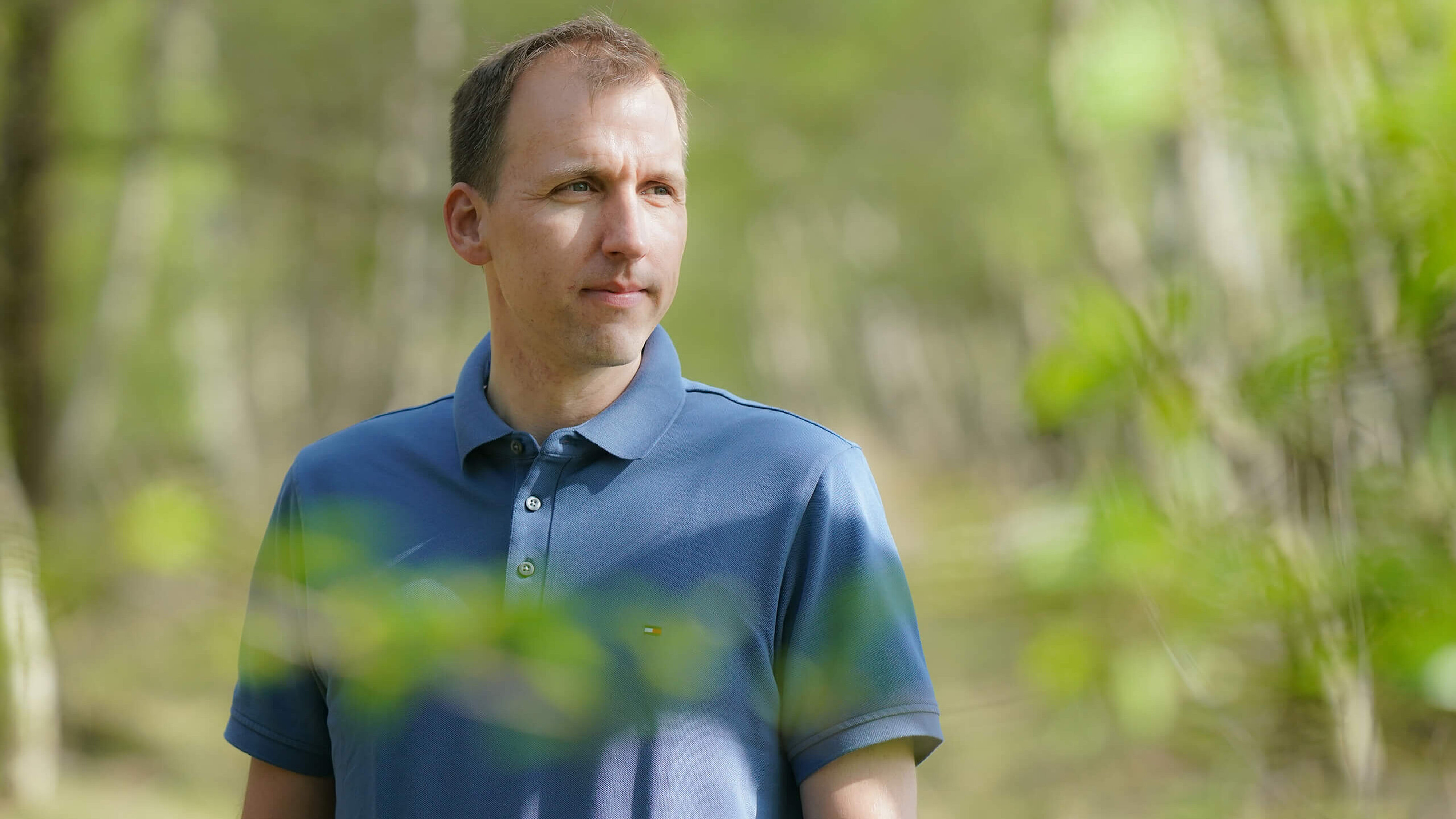 der Keynote-Speaker Tobias Stahl erhohlt sich in der Natur