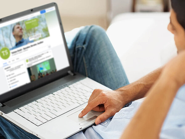 Ein Bauunternehmer informiert sich am Laptop über die SocialMedia-Accounts von Tobias Stahl