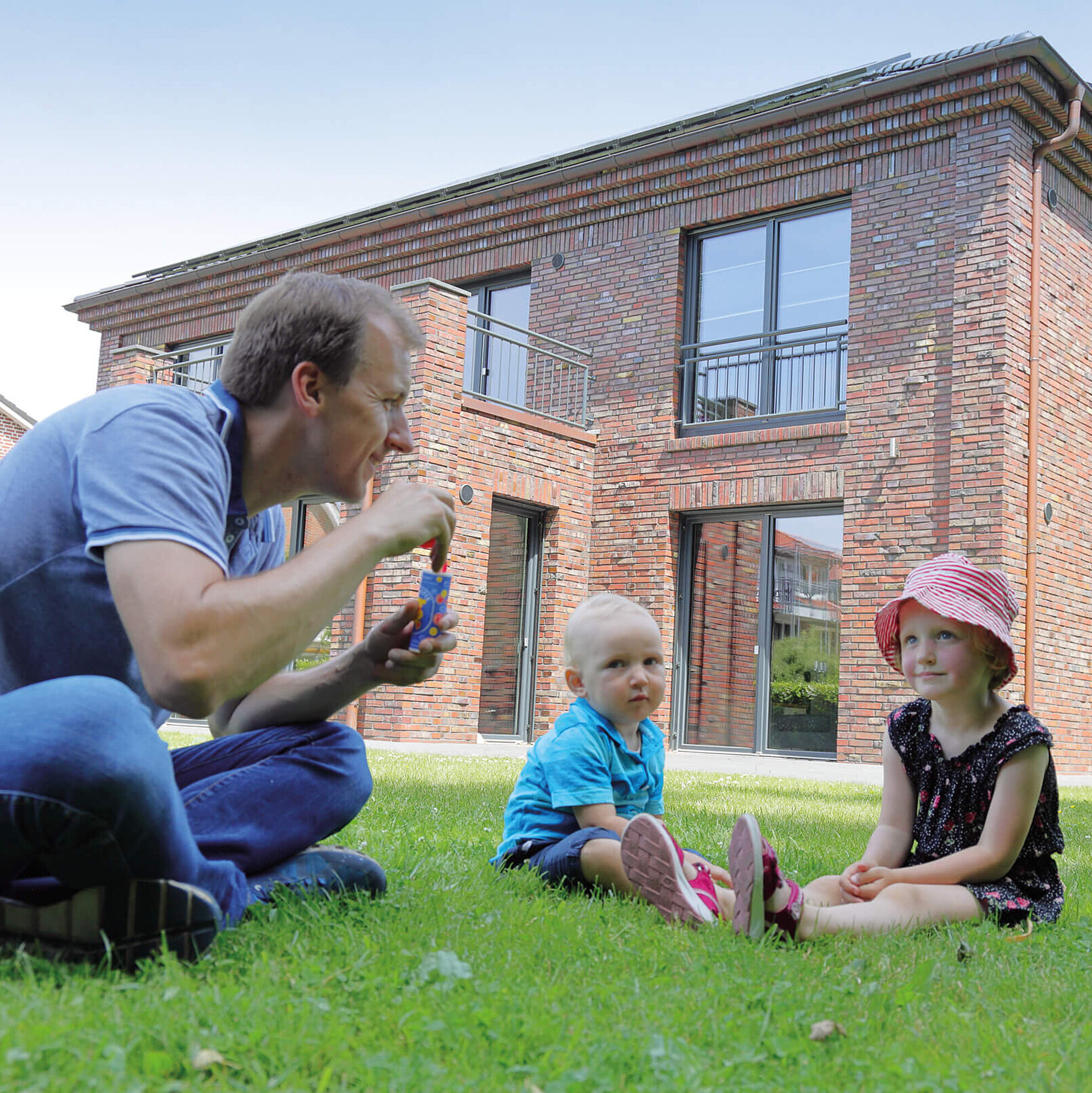 Tobias Stahl mit seiner Familie im Garten
