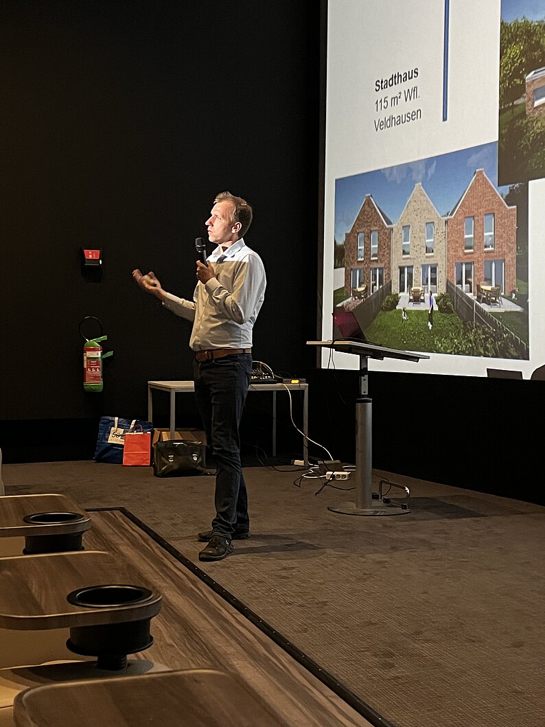 Tobias Stahl beim Vortrag auf der Bühne