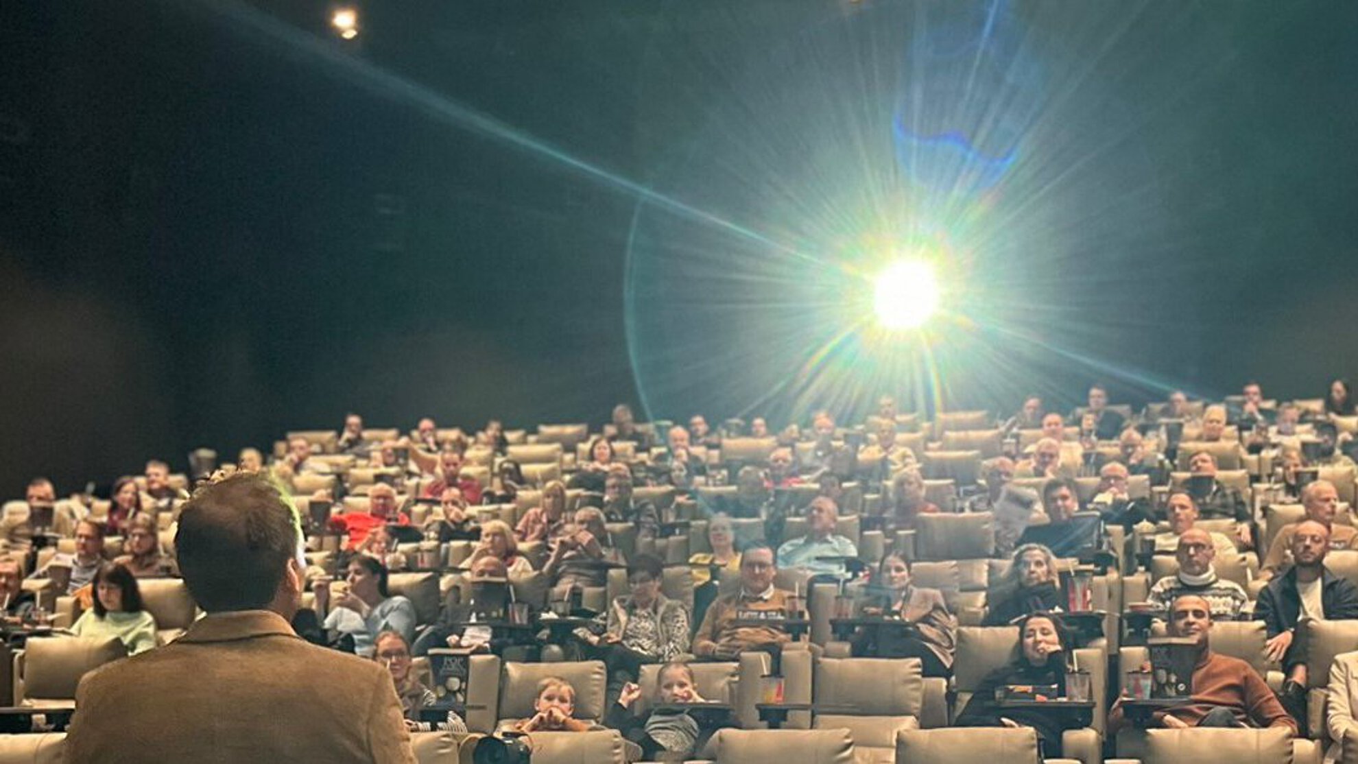 Vortrag vor großer Menge in einem Kinosaal von Tobias Stahl