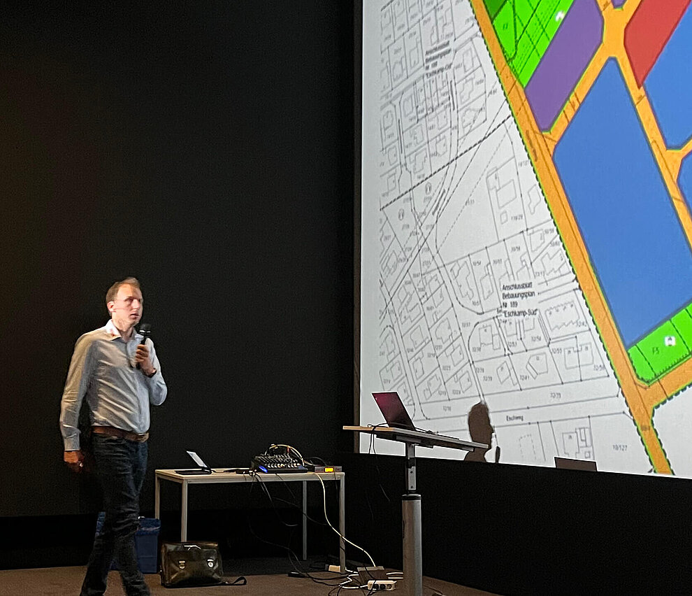 Tobias Stahl beim Vortrag auf der Bühne