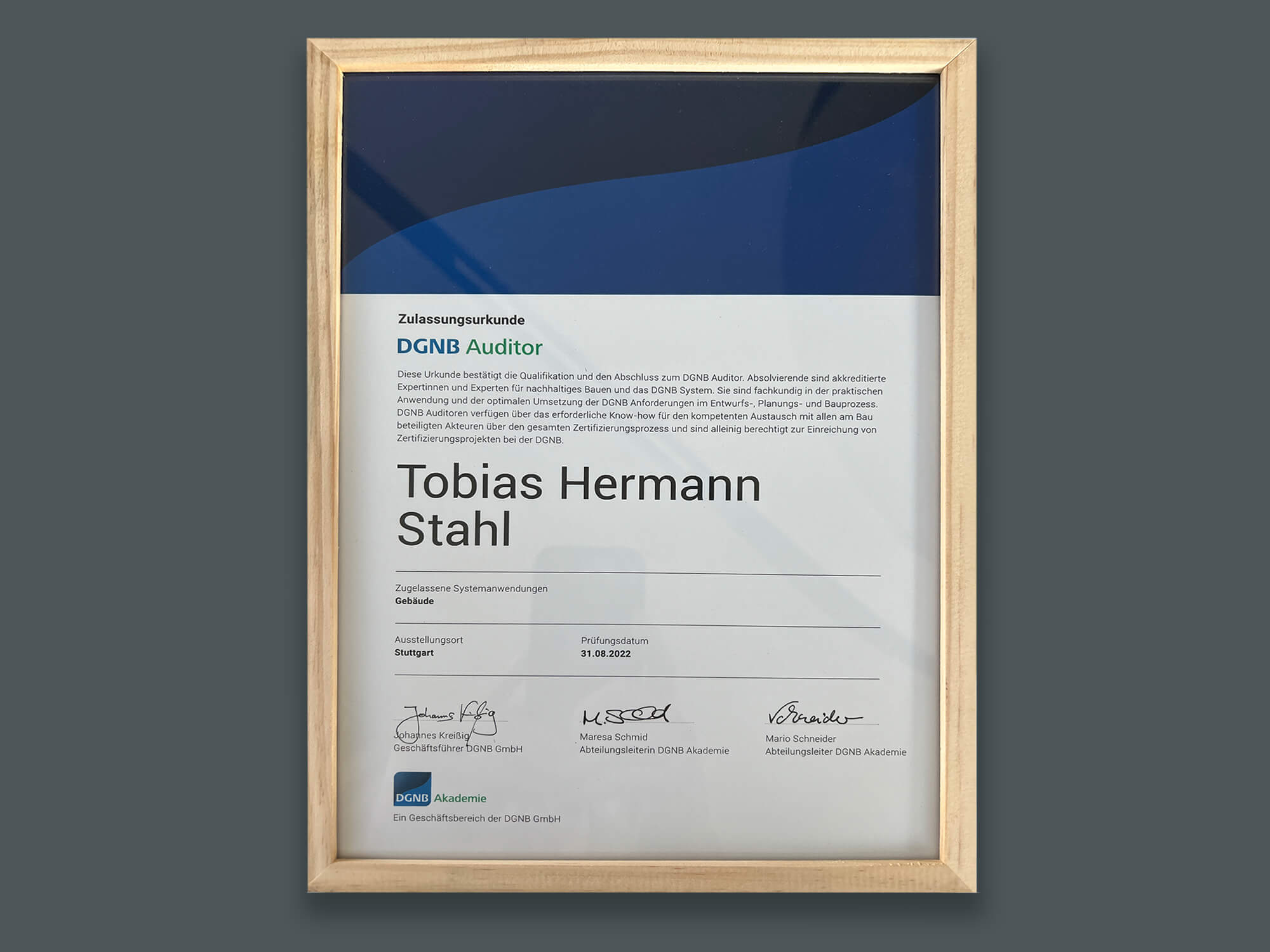 Die Urkunde der DGNB für Tobias Stahl zertifiziert ihn als Auditor für Gebäude